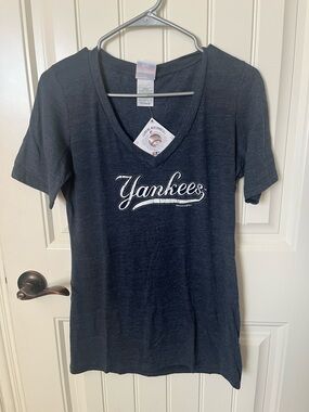 Yankees Women's V-Neck Tee in Navy